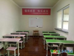 體育場(chǎng)教室出租 自帶桌椅板凳黑板