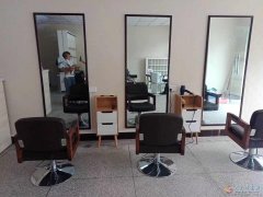新店招發(fā)型師和學(xué)徒
