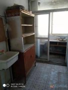 常苑東區(qū)19號樓六樓水電暖齊全，有簡單家具，陽臺已封。